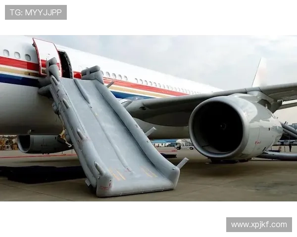 民用飞机紧急撤离时的应急滑梯照明 民用飞机紧急撤离时的应急滑梯照明